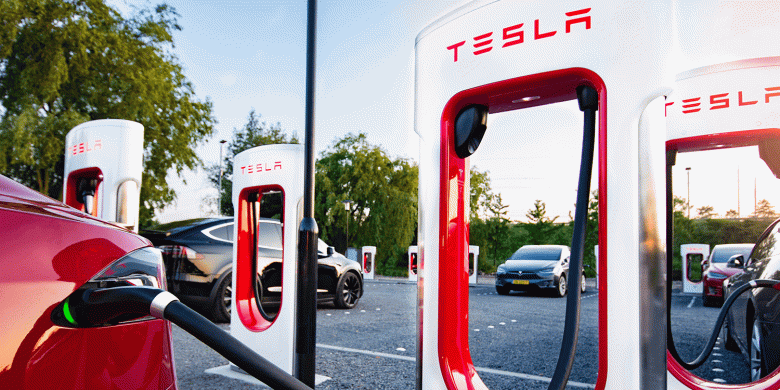 Несмотря на возмущение своих приверженцев Tesla открывает свои зарядные станции для электрокаров других марок
