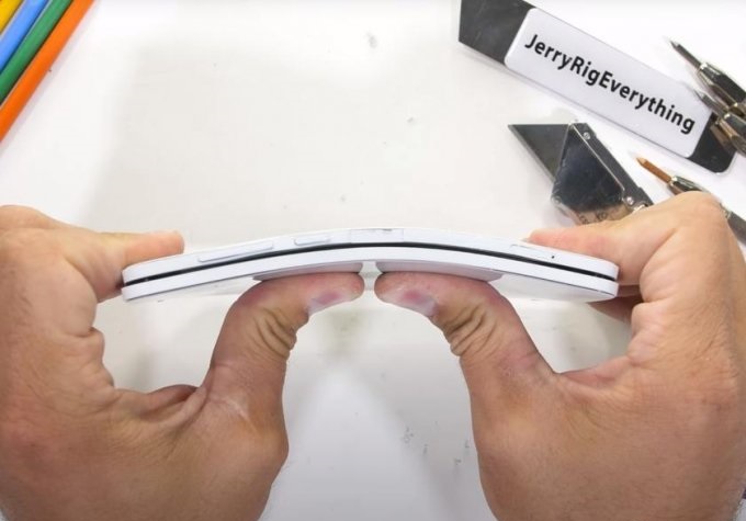 Проверка на прочность смартфона Microsoft Surface Duo